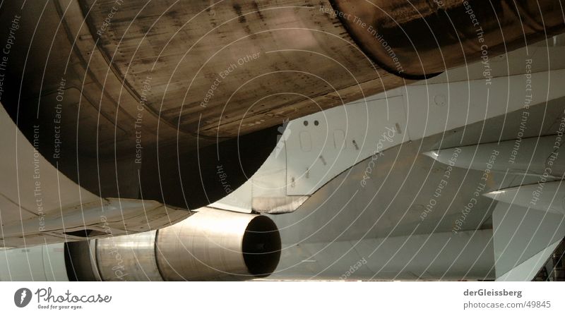 antreibend, energising Triebwerke Flugzeug Düsenflugzeug Fluggerät Maschine Luftverkehr Antrieb Anschnitt Detailaufnahme Bildausschnitt