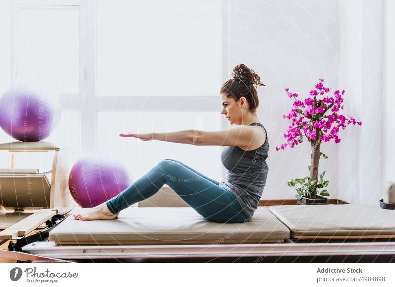 Frau macht Sit-ups zu Hause Yoga Wellness Gleichgewicht Gesundheit Wohlbefinden üben jung passen Sportbekleidung Barfuß Stressabbau Zen Sportlerin