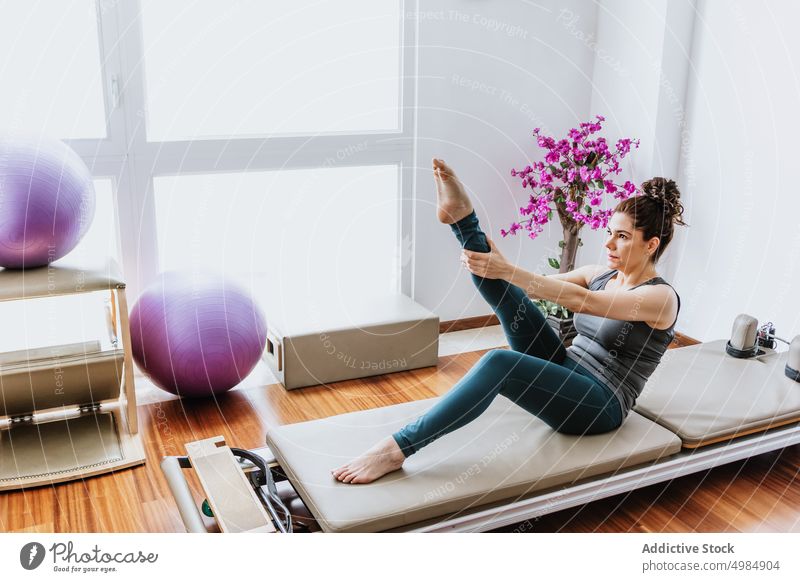 Frau macht Sit-ups zu Hause Yoga Wellness Gleichgewicht Gesundheit Wohlbefinden üben jung passen Sportbekleidung Barfuß Stressabbau Zen Sportlerin