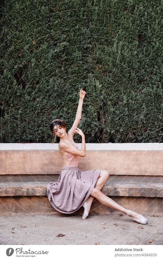 Junge Ballerina posiert im Freien Balletttänzer Straße Tanzen Kleid Frau Teenager Tänzer Künstler jung Mädchen posierend Schönheit Menschen Person Körper