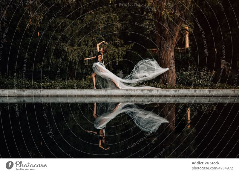 Junge Ballerina posiert am Wasser schön Porträt Imkerschleier Model Schönheit Frau jung Person Mädchen Stil attraktiv Tanzen Eleganz Kunst eine modern Kleid