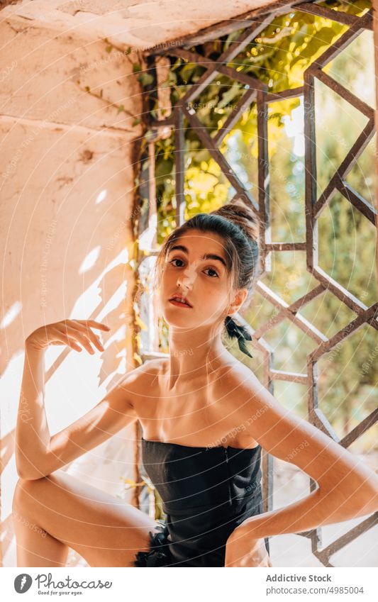 Porträt einer Ballerina am Fenster Balletttänzer jung Mädchen Klassik Tänzer Tanzen Frau Licht Kaukasier Stil Eleganz professionell Kleid schwarz Rahmen