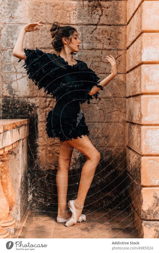Junge Ballerina posiert mit einem schwarzen Kleid Frau Tänzer jung Schuhe Balletttänzer Menschen modern Tanzen spitze Mädchen Künstler Eleganz Klassik
