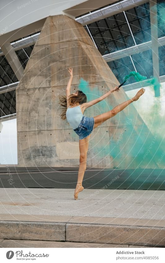 Professionelle Ballett-Tänzerin Balletttänzer Ballerina Tanzen Kunst Rauch Bombe Mädchen Frau Farbe im Freien jung Hintergrund Erwachsener Beteiligung grün Spaß