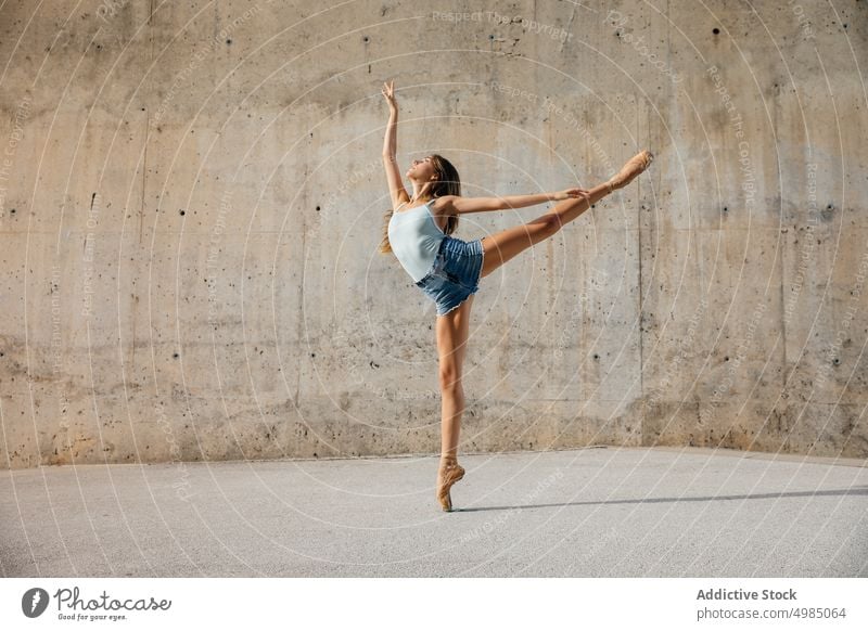 Professionelle Ballett-Tänzerin Balletttänzer Großstadt Ballerina Frau Straße Dame Tanzen Kunst Barcelona Kleid schön Schönheit jung Person Mädchen Kaukasier