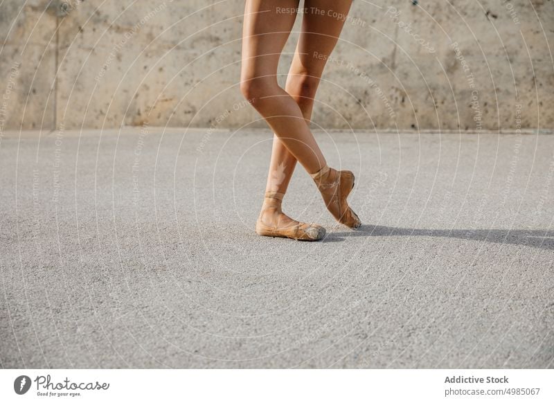 Professionelle Ballett-Tänzerin Balletttänzer Großstadt Ballerina Frau Straße Dame Tanzen Kunst Barcelona Kleid schön Schönheit jung Person Mädchen Kaukasier