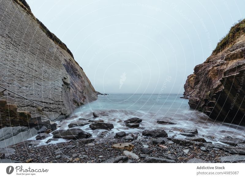 Felsige Landschaft an der Küste von Zumaia Basken Spanien Flysch MEER Meer Natur felsig Geologie Stein Felsen Ufer Küstenlinie Klippe Strand Hintergrund