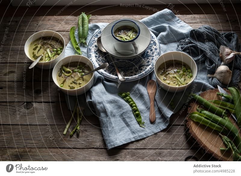 Zusammensetzung der Suppenschalen und Erbsenschoten rustikal Schüsseln Schalen & Schüsseln grün Feinschmecker natürlich Essen zubereiten Gemüse serviert Ansicht