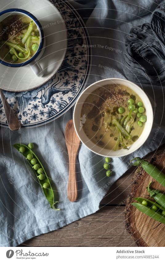 Schüssel Kokosnusscremesuppe mit Erbsen Suppe serviert roh traditionell Essen Lebensmittel natürlich Diät Sahne Holz Abendessen Zusammensetzung