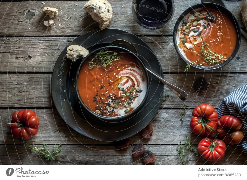 Servierte Suppe in Schalen auf dem Tisch mit Gemüse Sahne Tomate serviert Layout Saatgut Aprikosen Holz getrocknet lecker Mahlzeit Brot Ernährung Brötchen