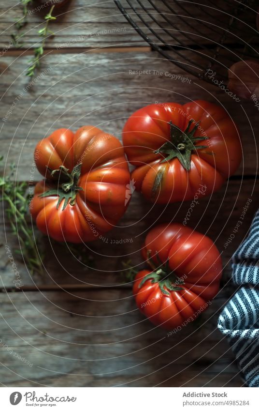 Reife Tomaten auf dem Tisch reif rot rustikal kulinarisch Layout Holz Gemüse Kraut Serviette Abendessen lecker Bestandteil Vegetarier gestreift Vitamin Veganer