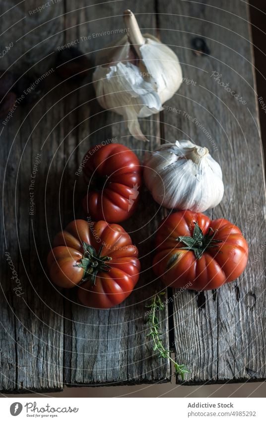 Tomaten mit Knoblauchzwiebeln frisch Zutaten Essen zubereiten Küche Ernährung Gesundheit lecker Gemüse Gewürz reif geschmackvoll Vitamin Glühbirnen rot