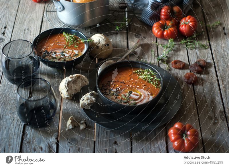 Cremige Tomatensuppe mit getrockneten Aprikosen Suppe Sahne serviert Saatgut organisch Brötchen lecker Veganer Garnierung Brot Feinschmecker Speise Abendessen
