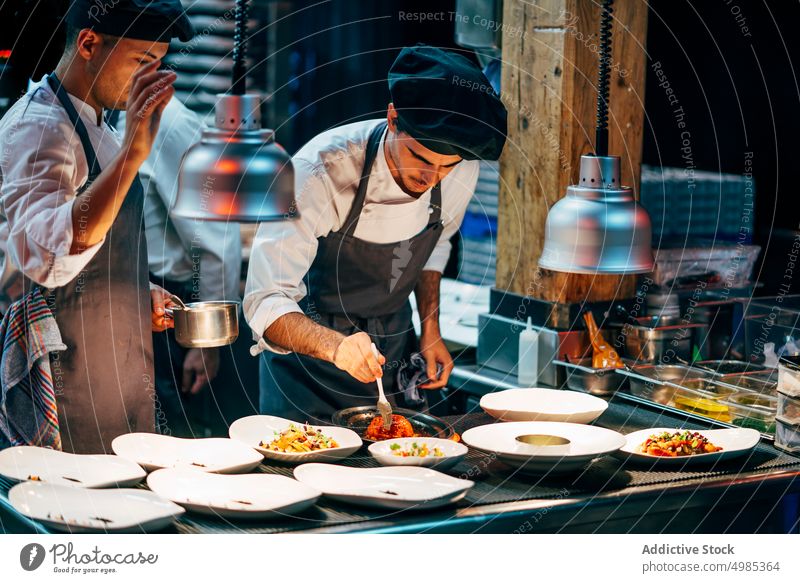Coworking-Köche servieren Essen auf der Theke kocht dienen Küche Mann Restaurant Lebensmittel Beruf im Innenbereich professionell kulinarisch Design Reihe