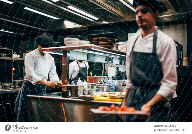 Coworking-Köche servieren Essen auf der Theke kocht dienen Küche Mann Restaurant Lebensmittel Beruf im Innenbereich professionell kulinarisch Design Reihe
