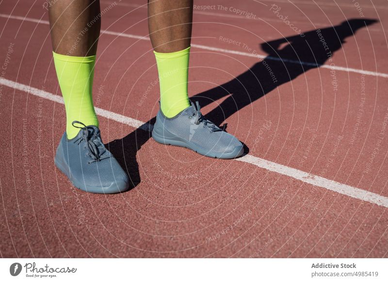 Anonymer Sportler bereit, auf der Strecke zu laufen Läufer Krawatte Turnschuh Stadion Schuhbänder vorbereiten Training Sommer Leichtathletik männlich ethnisch