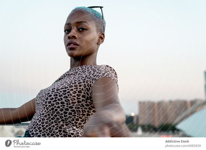Stilvolle Afroamerikanerin mit kurzen Haaren Frau stylisch Mode Leopardenmuster schön jung ethnisch hübsch attraktiv trendy modisch ernst besinnlich