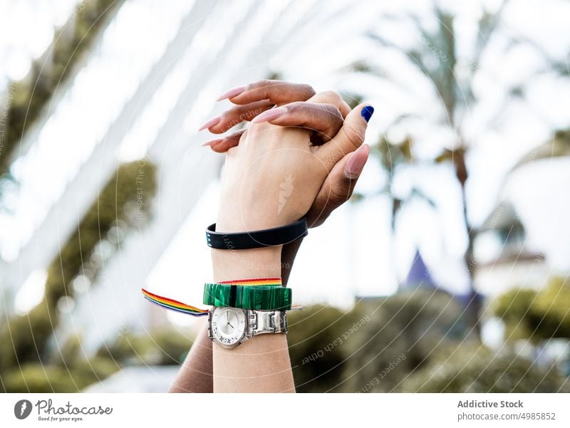 Umschlungene Hände eines lesbischen Paares Liebe umklammerte Hände Symbol sinnlich multiethnisch Partnerschaft Zusammensein Frauen Freundin romantisch Zeichen