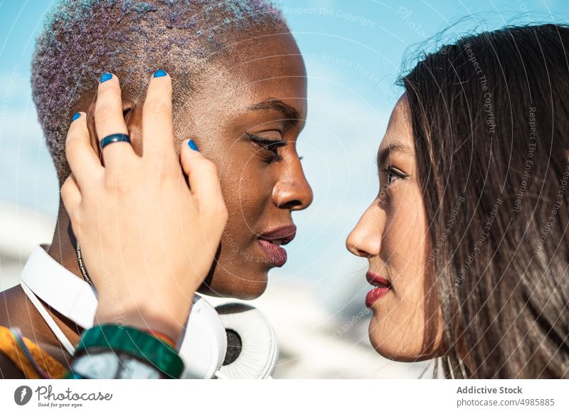 Ein Paar multiethnischer lesbischer Frauen, die sich gegenseitig anschauen Partnerschaft lgbt Freundin Liebe Homosexualität Zusammensein gleichgeschlechtlich