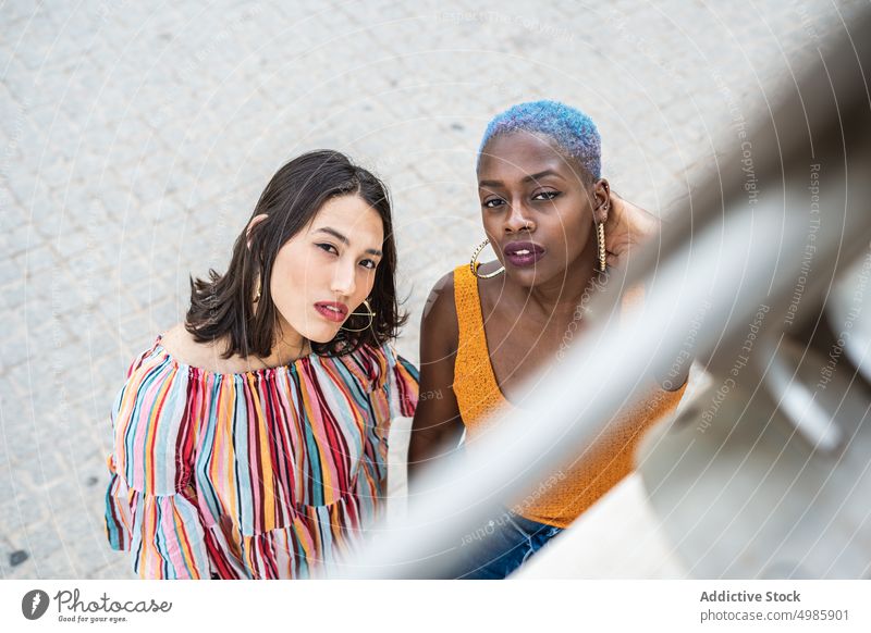 Stilvolles multiethnisches Paar von Frauen in der Stadt lesbisch Freundin lgbt Großstadt heraussehen Zusammensein Homosexualität Partnerschaft