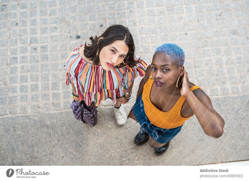Stilvolles multiethnisches Paar von lesbischen Frauen in der Stadt cool urban lgbt gleichgeschlechtlich Freundin Straße rassenübergreifend vielfältig schwarz