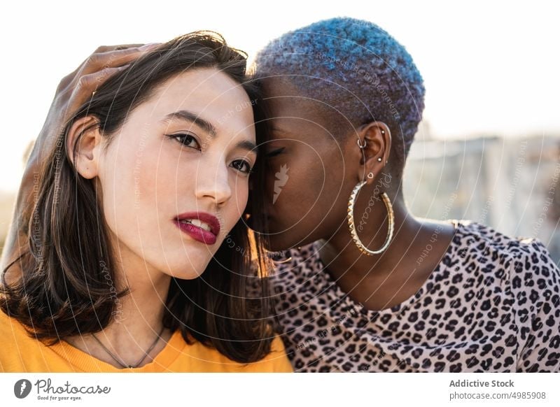 Multiethnisches lesbisches Paar, das sich im Freien umarmt Zuneigung Bonden Umarmung berühren lgbt Homosexualität Zusammengehörigkeitsgefühl jung multiethnisch