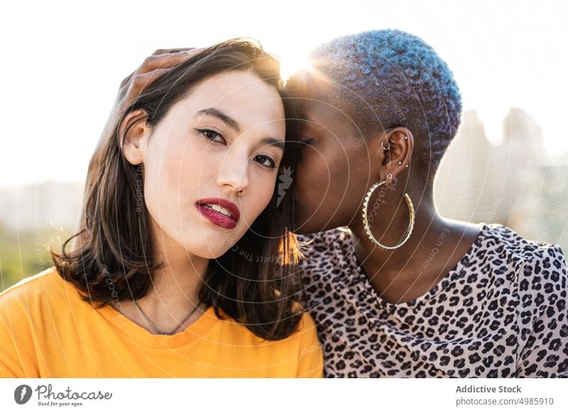 Multiethnisches lesbisches Paar, das sich im Freien umarmt Zuneigung Bonden Umarmung berühren lgbt Homosexualität Zusammengehörigkeitsgefühl jung multiethnisch