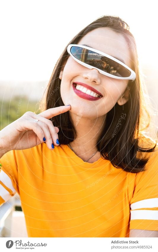 Lächelnde Frau mit stilvoller futuristischer Sonnenbrille Sommer Stil Brille trendy heiter Mode cyber modern jung Glück cool Freude positiv charmant Großstadt