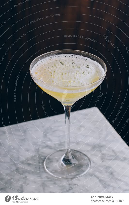 Alkohol Daiquiri-Cocktail im Glas auf dem Tisch daiquiri Kalk Rum trinken Getränk Erfrischung dienen Schnaps kalt Bar Aperitif Zitrusfrüchte aktualisieren