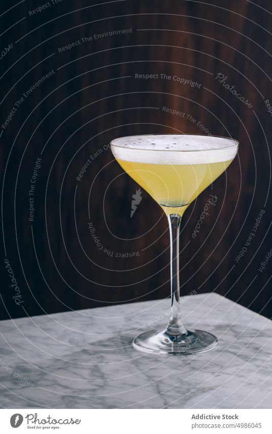 Alkohol Daiquiri-Cocktail im Glas auf dem Tisch daiquiri Kalk Rum trinken Getränk Erfrischung dienen Schnaps kalt Bar Aperitif Zitrusfrüchte aktualisieren