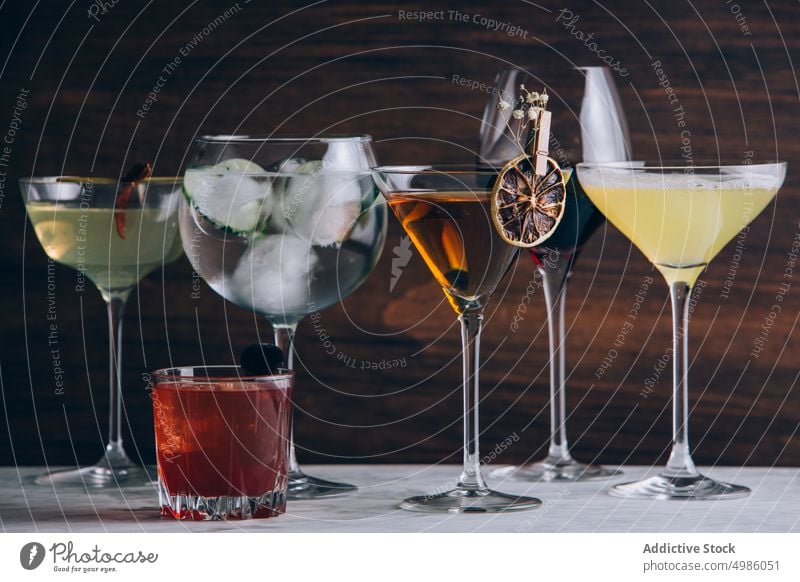 Alkohol-Cocktails in Gläsern auf dem Tisch trinken verschiedene Kulisse sortiert klassisch anders Getränk Glas Martini daiquiri Bloody Mary Gin Tonic Manhattan