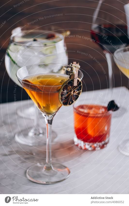 Alkohol-Cocktails in Gläsern auf dem Tisch trinken verschiedene Kulisse sortiert klassisch anders Getränk Glas Martini daiquiri Bloody Mary Gin Tonic Manhattan