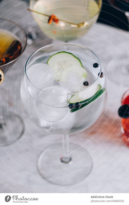 Gin Tonic mit Gurke und Eis Cocktail Salatgurke kalt trinken aktualisieren Alkohol Glas Getränk Erfrischung Schnaps Scheibe Aperitif geschmackvoll Party liquide