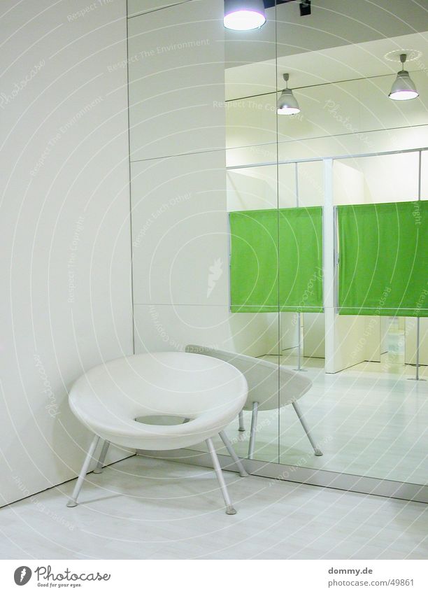 Männerstuhl Stuhl Umkleideraum Ladengeschäft Design Spiegel grün weiß Stil Innenaufnahme Spiegelbild Menschenleer Innenarchitektur Designermöbel Kaufhaus