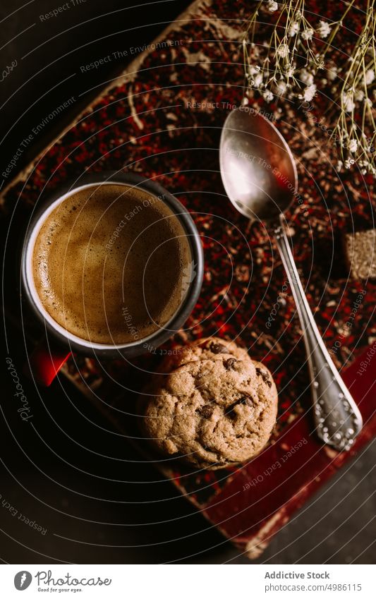 Hausgemachte Schokoladenplätzchen Cookies gebacken Buch Chips knackig Lebensmittel Kaffee selbstgemacht rustikal Zucker süß geschmackvoll Tasse lecker Morgen