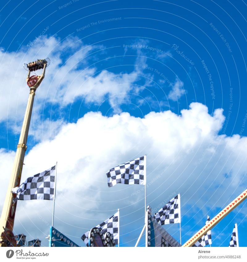 bayerischer Höhenflug Volskfest Himmel weißblau Fahne Höhenangst schwindelig Bewegung hoch schnell Riesenrad Angst Freude Vergnügen Jahrmarkt Karussell kreisen