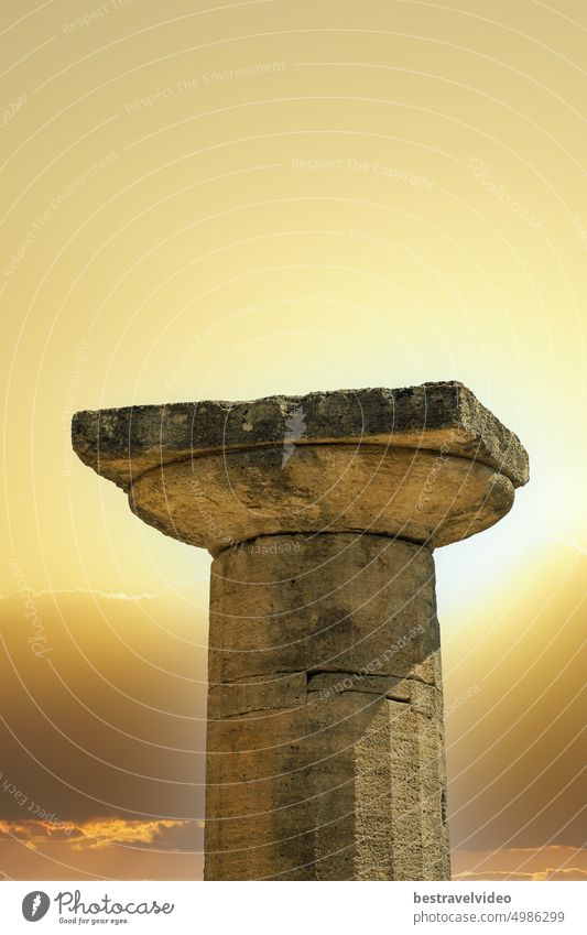 Antike klassische Architektur dorische griechische Säule gegen eine helle Sonne. Dorische griechische Säule antik Antike griechische Säule Nutenwelle