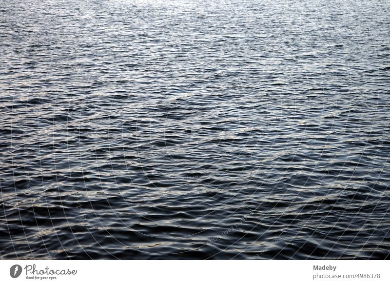 Dunkel und geheimnisvoll schimmernde Wasseroberfläche mit leichtem Wellengang des Poyrazlar Gölü bei Adapazari im Sommer bei Sonnenschein in der Provinz Sakarya in der Türkei