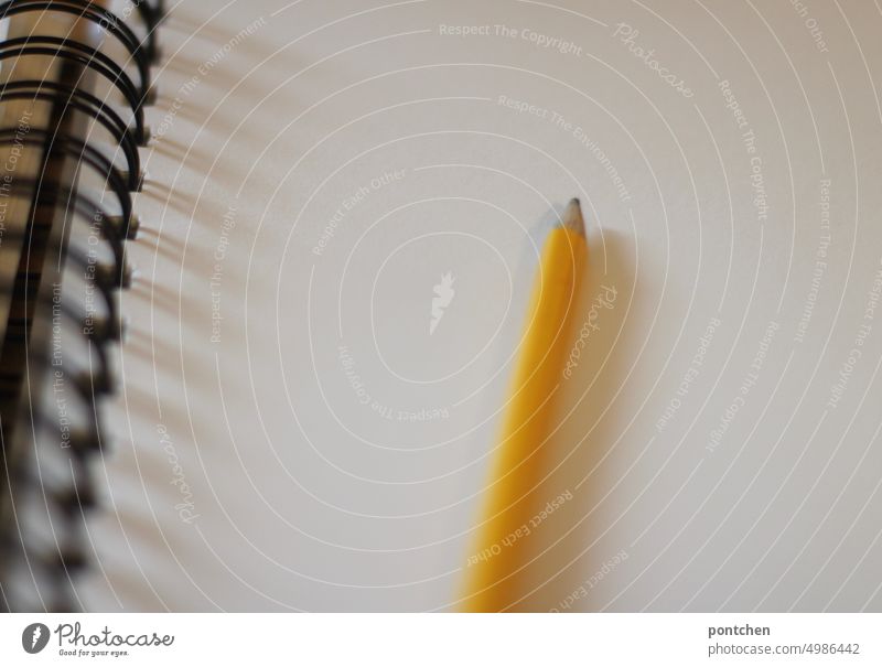 Ein gelber Bleistift liegt in einem Skizzenblock. Leeres Blatt zeichnen malen skizzenblock kreativität papier Kunst Kreativität Innenaufnahme Freizeit & Hobby