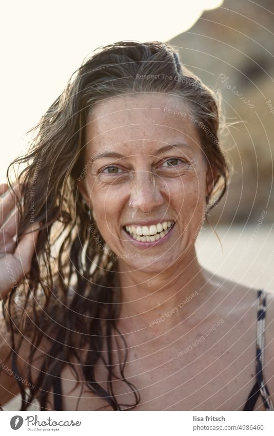 FRAU - LACHEN - SOMMER - SCHÖN Frau 30-35 Jahre hübsch brünett Erwachsene 30s Sommer Urlaub Ferien & Urlaub & Reisen Haare & Frisuren nasses Haar Nasenring