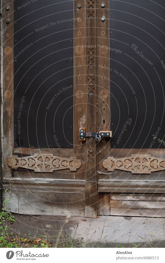 HH Tour Unbenannte Straße | Altes Holztor mit extra aufgenageltem Riegel und Vorhängeschloss Tor Tür Schloß Vorhängeschloß verschlossen zu alt historisch