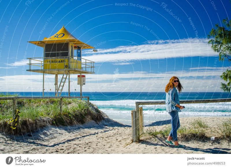 Self Defence Lifestyle Ferne Jugendliche Wolken Horizont Küste Pazifik Pazifikstrand Queensland Hemd Hose Sonnenbrille rothaarig Schriftzeichen 30 Musik hören