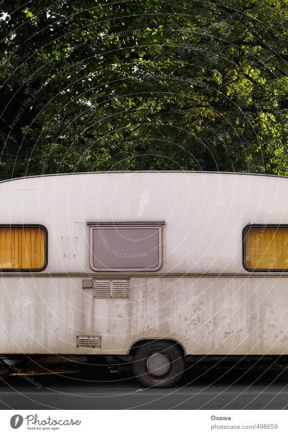 Die Campingsaison kann kommen Ferien & Urlaub & Reisen Tourismus Ausflug Abenteuer Freiheit Wohnwagen Menschenleer Hütte alt gelb grau grün orange dreckig
