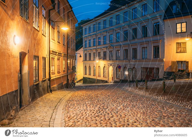 Stockholm, Schweden. Nachtansicht der traditionellen Stockholmer Straße. Wohngebiet, gemütliche Straße im Stadtzentrum. Bezirk Mullvaden Erste in Sodermalm