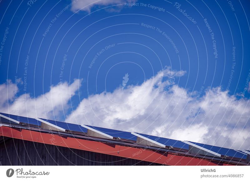 Häusliche Photovoltaikanlage oder kleines Solarkraftwerk auf einem Hausdach. Sonnensystem Pflanze Kraftwerk Energie Elektrizität heimisch privat Sonnenenergie
