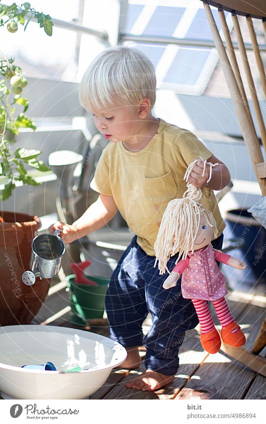 Anpacker III Kind gießen Gießkanne Puppe festhalten Garten Wasser Gartenarbeit Terrasse Balkon jung Kleinkind