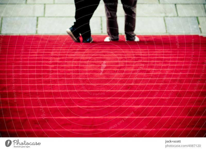 lässig und standfest auf dem roten Teppich Roter Teppich Treppe Strukturen & Formen Vogelperspektive Beine Symmetrie Symbole & Metaphern Mensch Paar Standort