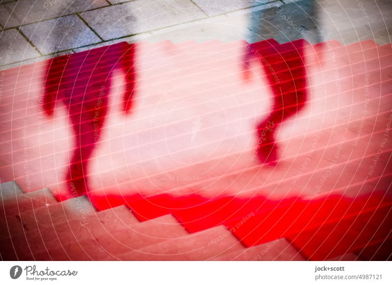 gemeinsam aufwärts gehen auf dem roten Teppich Roter Teppich defokussiert Treppe Silhouette komplex Phantasie Surrealismus Reaktionen u. Effekte Person