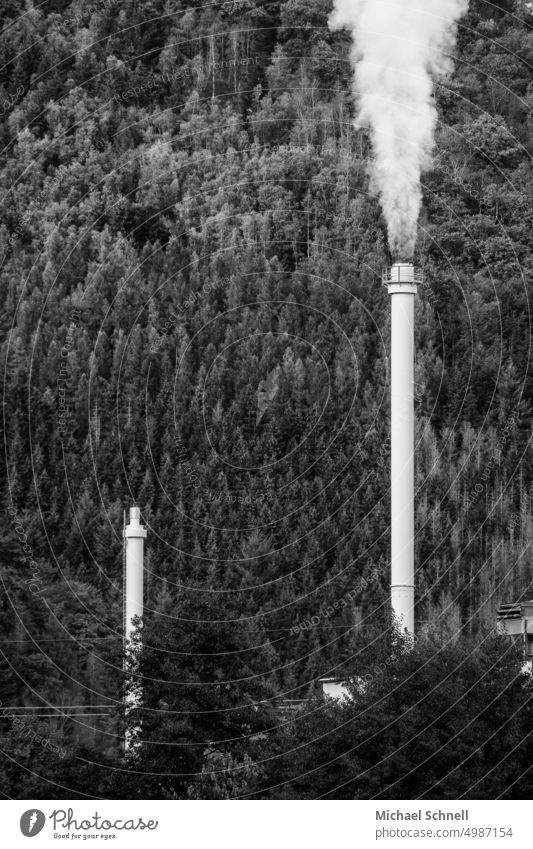 Qualm aus einem Fabrikschlot fabrikschornstein qualm Rauch Industrie Schornstein Umweltverschmutzung Klimawandel Luftverschmutzung Emission Energiewirtschaft