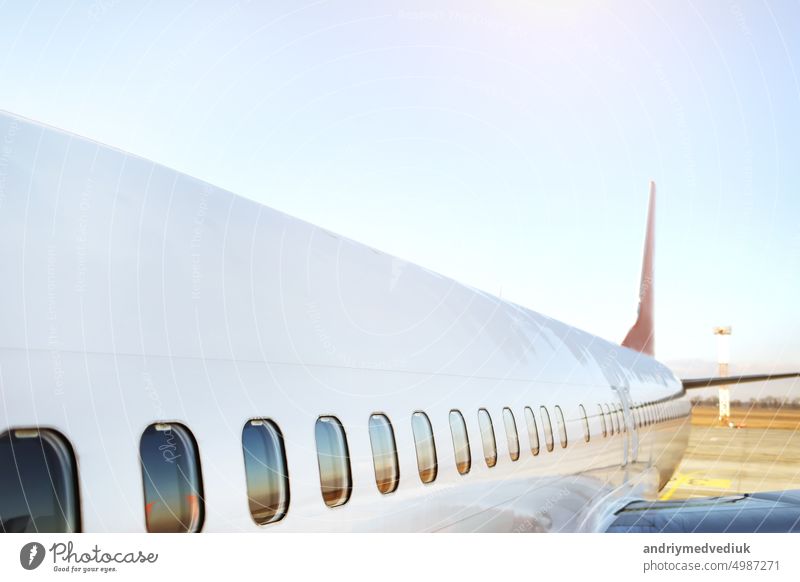 Flugzeug bereitet sich auf den Start im internationalen Flughafen bei Sonnenuntergang vor - Reisen rund um die Welt. Hohe Qualität Foto Fluggesellschaft Ankunft